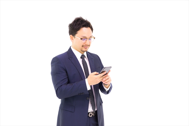 スマートフォンを手にする男性