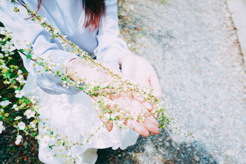 花を手に取る女性の手