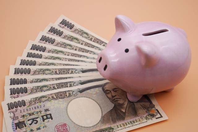 一万円札と豚の貯金箱