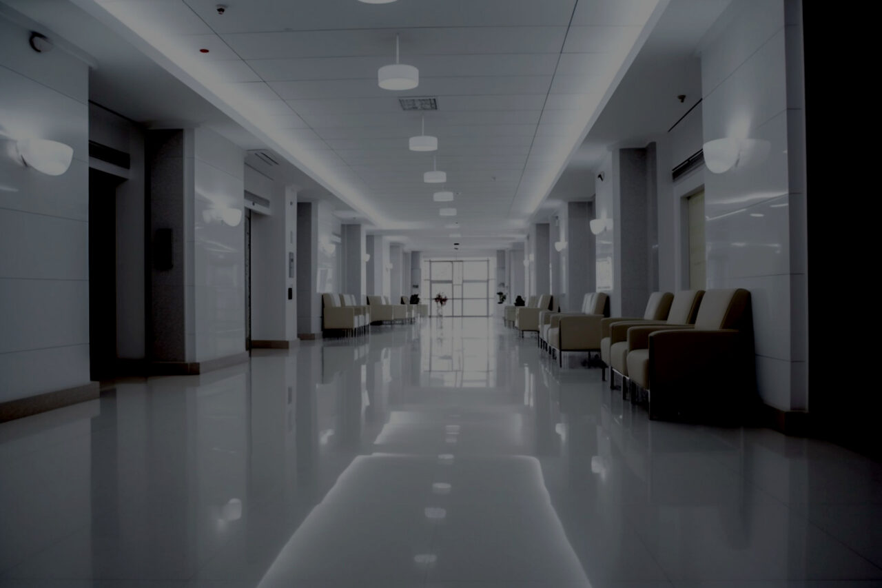 病院の暗い廊下