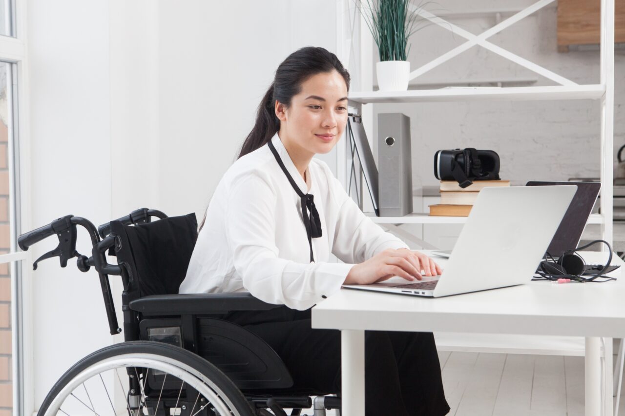 パソコンに向かう車椅子女性