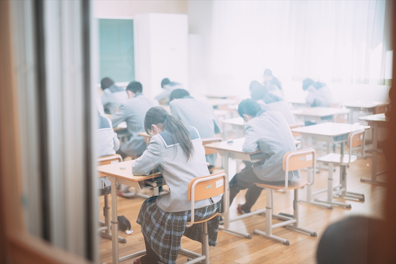 教室の後ろの扉から覗いた風景