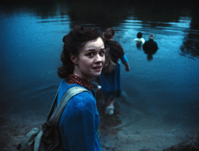 女性が川の手前で振り返る、映画『落下音』の場面